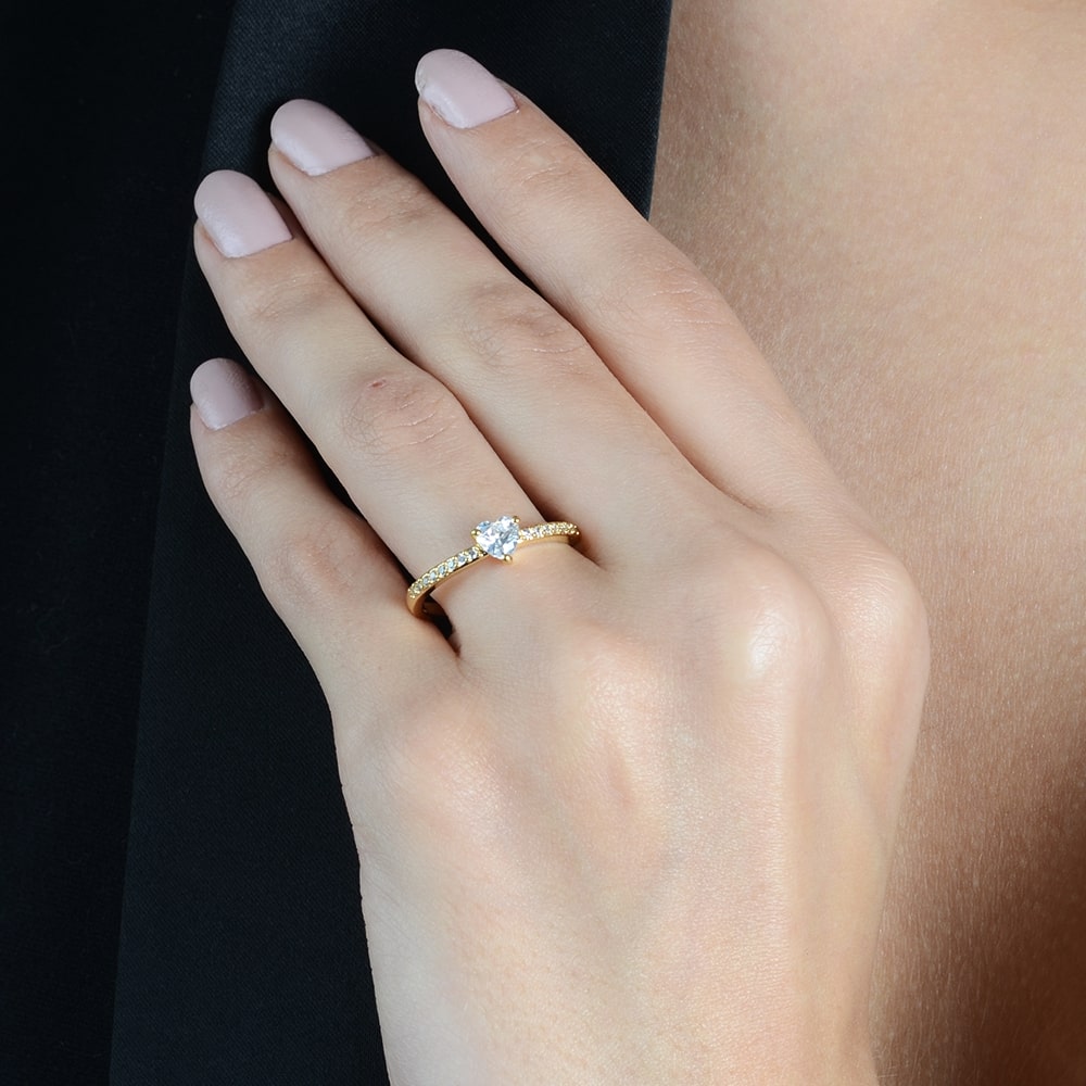 Anel Dourado Solitário de Coração em Zircônia - Galeria