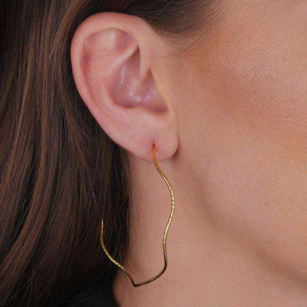 Argola Dourada Ondulada Assimétrica - Galeria